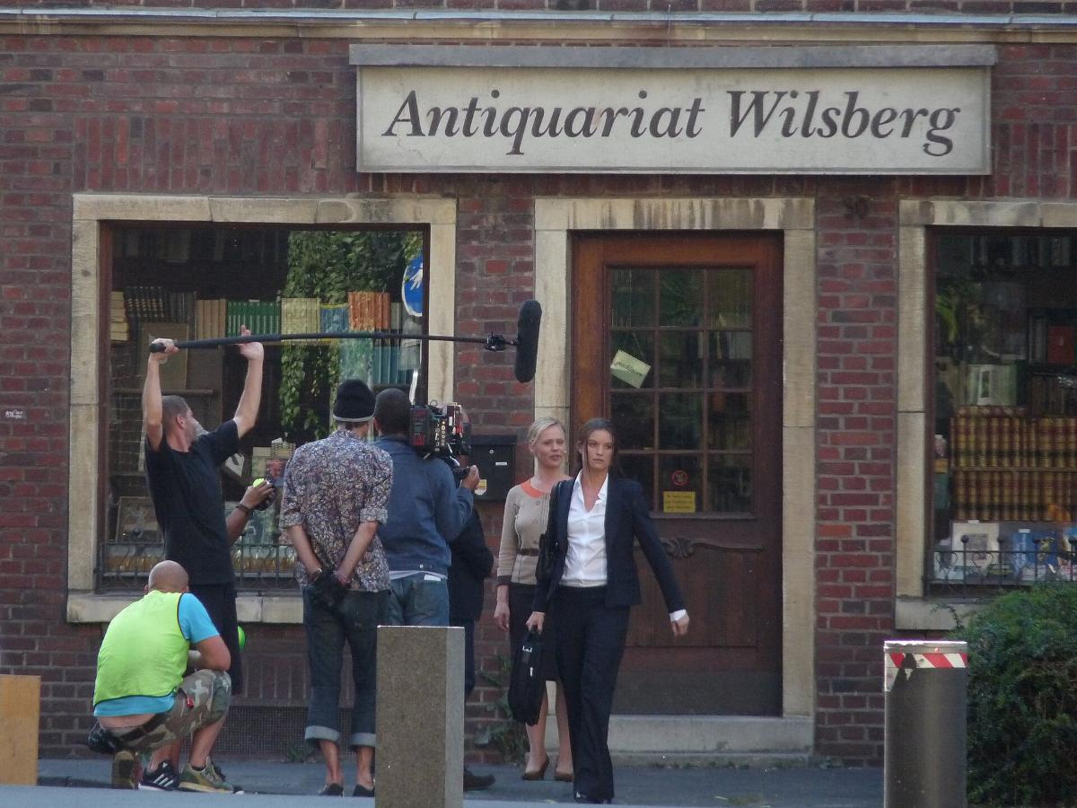 Boom and camera on a German TV drama set: mic placement is decided here, not in the mix.