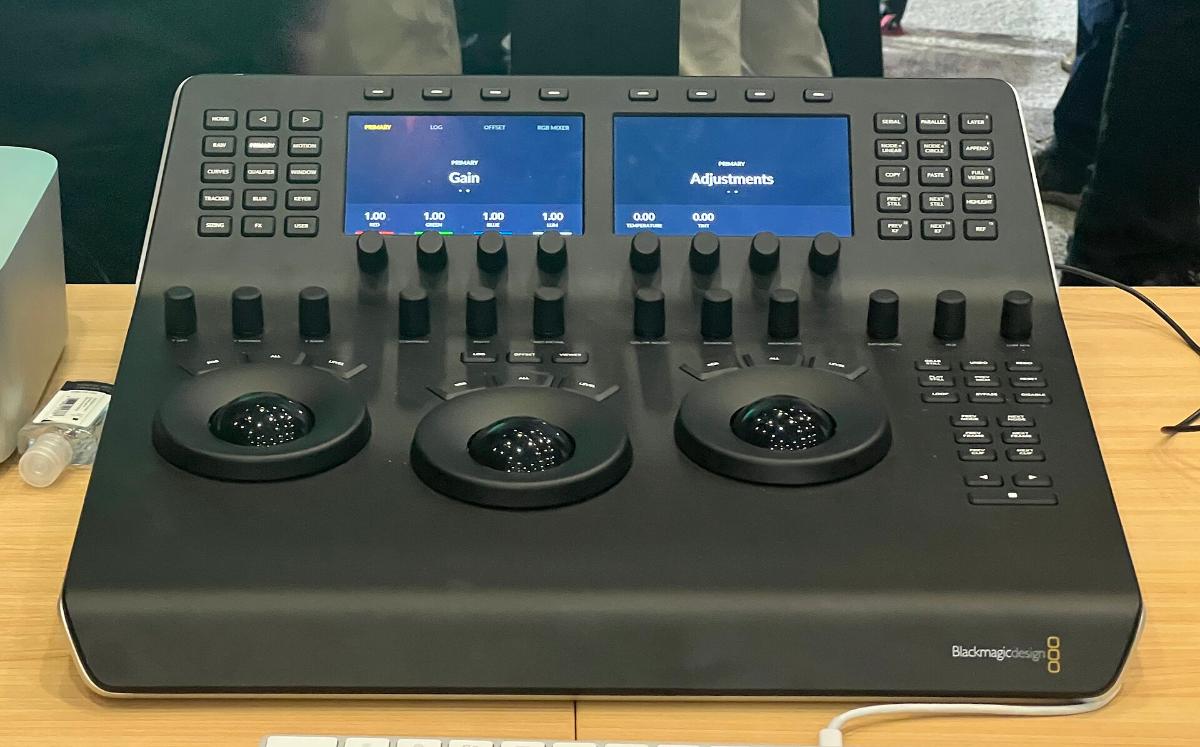 A DaVinci Resolve Mini Panel. The free version runs it; the AI tools need Studio.